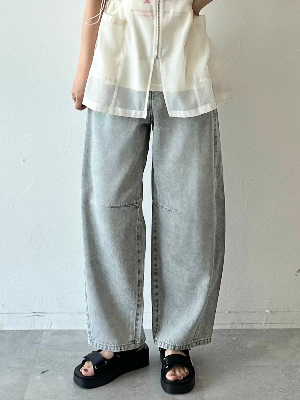 ホワイト系のTシャツ/カットソー、ブラック系のサンダル、ホワイト系のベストを着用したレディースの夏コーディネートの5枚目の写真