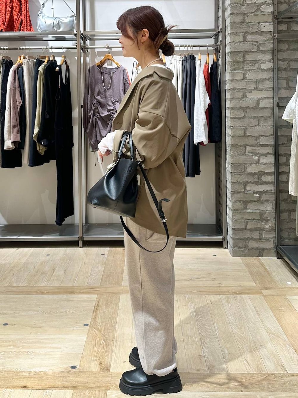 ホワイト系のTシャツ/カットソー、ブラウン系のテーラードジャケット、ブラック系のその他シューズを着用したレディースの春コーディネートの7枚目の写真