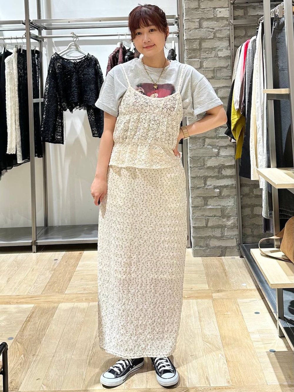 ホワイト系のTシャツ/カットソー、グレー系のTシャツ/カットソー、ホワイト系のスカートを着用したレディースの夏コーディネートの2枚目の写真