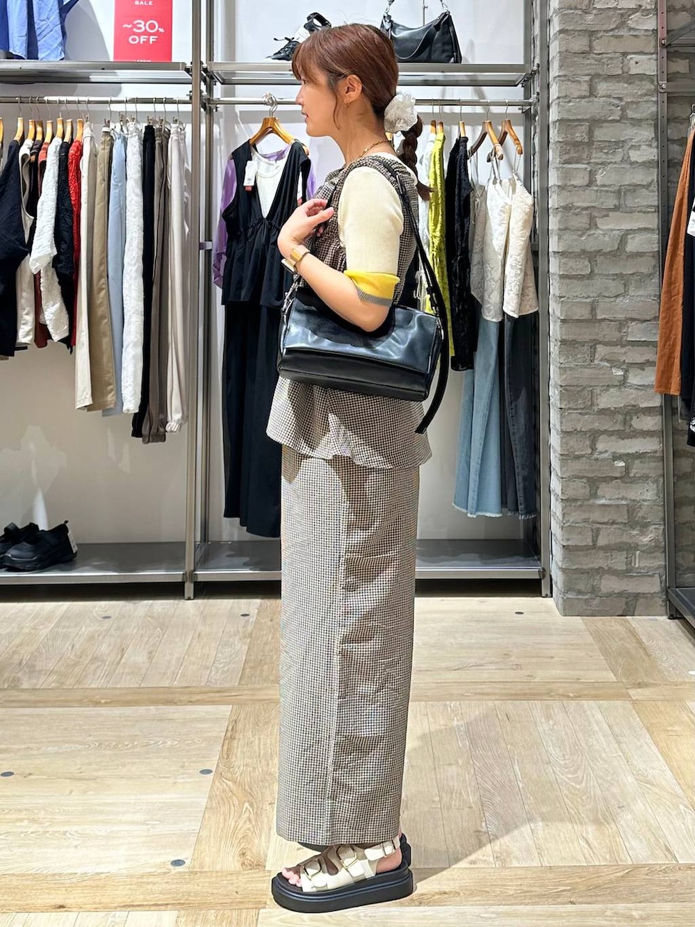 その他のつなぎ/オールインワン、ブラック系のショルダーバッグ、ホワイト系のサンダルを着用したレディースの夏コーディネートの2枚目の写真