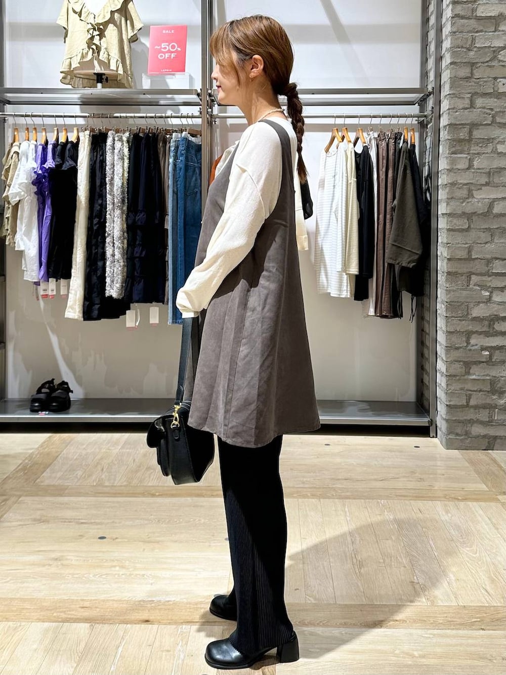 ブラック系のその他パンツ、ブラック系のその他シューズ、ブラック系のショルダーバッグを着用したレディースの秋コーディネートの3枚目の写真