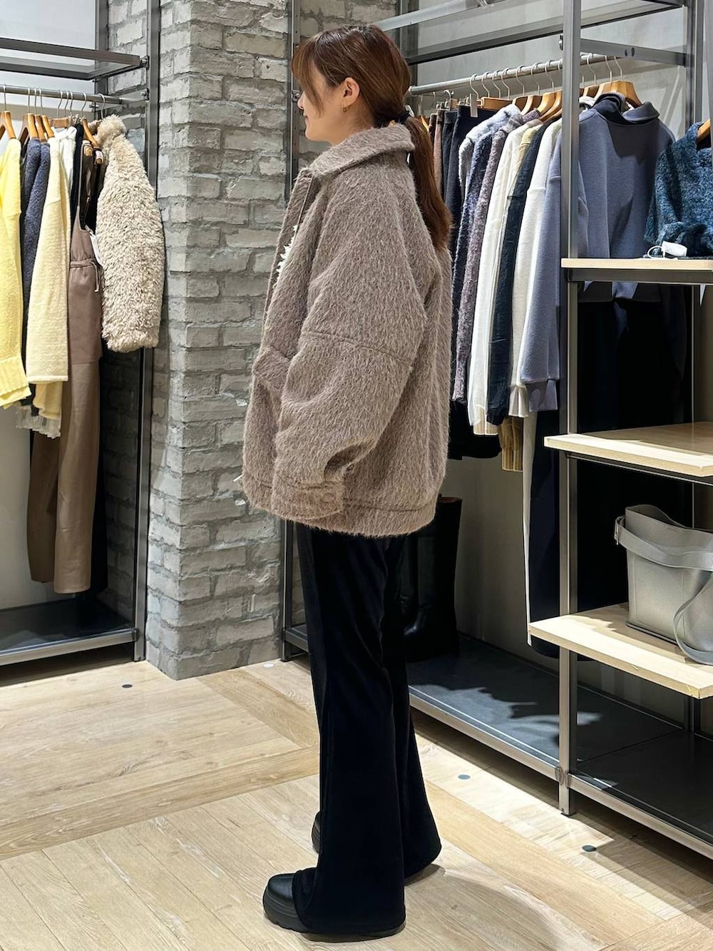 ホワイト系のTシャツ/カットソー、ブラック系のショルダーバッグ、ブラック系のその他パンツを着用したレディースの冬コーディネートの7枚目の写真