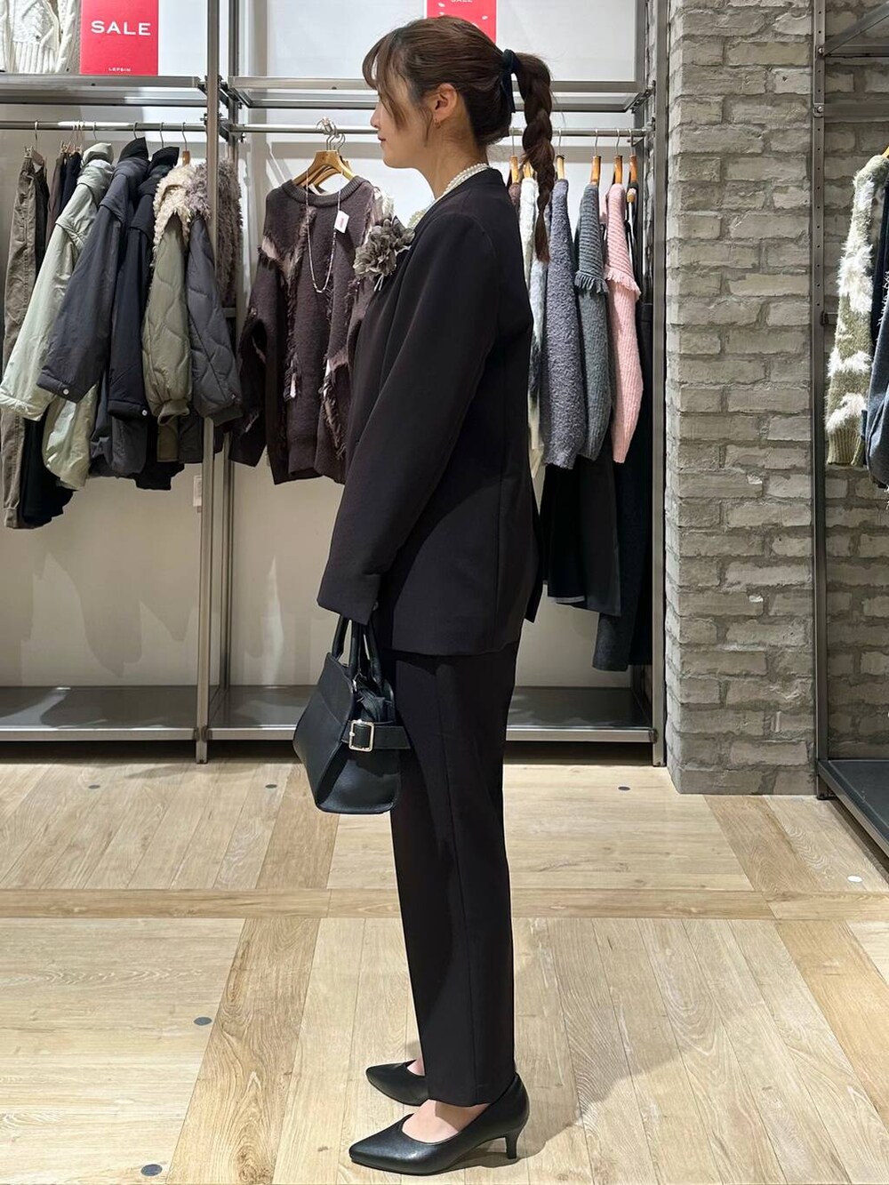 ブラック系のその他パンツ、ブラック系のノーカラージャケット、ブルー系のシャツ/ブラウスを着用したレディースの冬コーディネートの2枚目の写真