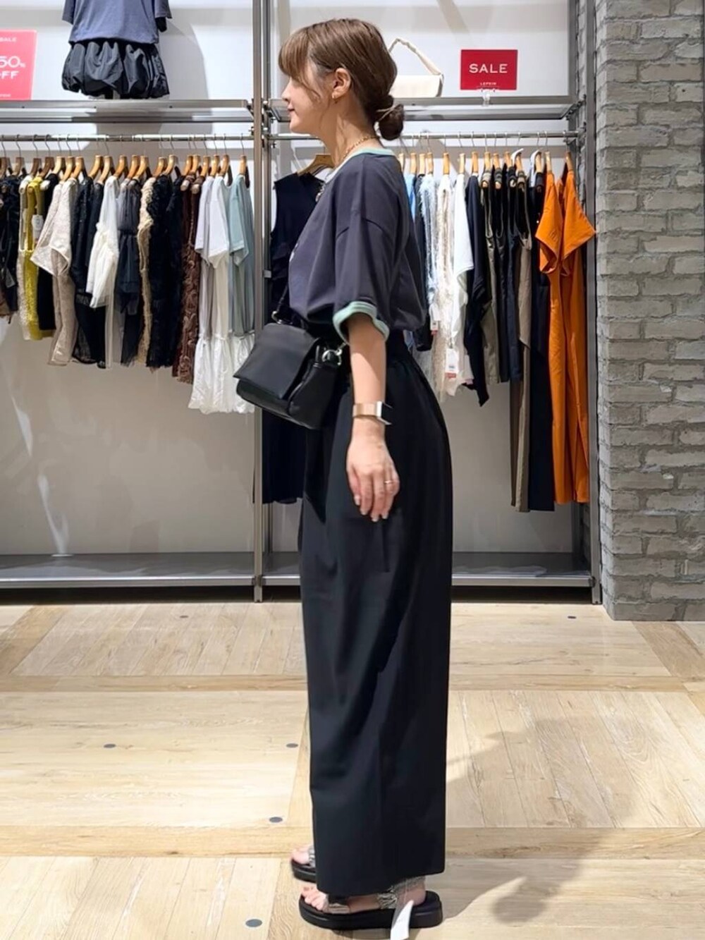 シルバー系のサンダル、ブラック系のその他パンツ、ブラック系のショルダーバッグを着用したレディースの夏コーディネートの2枚目の写真