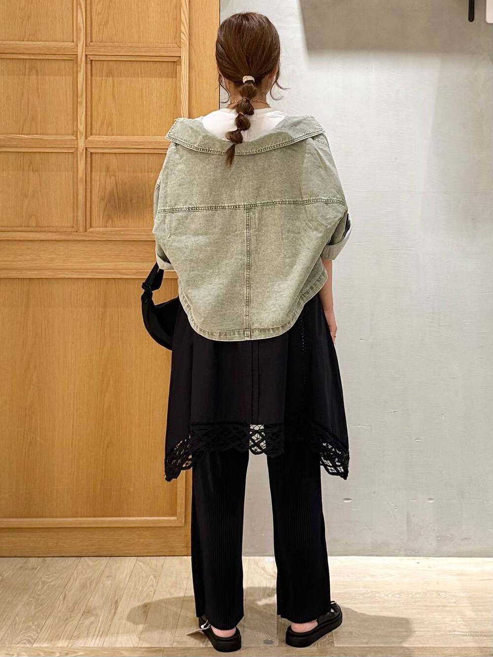 ブラック系のサンダル、ブラック系のその他パンツ、ブラック系のチュニックを着用したレディースの夏コーディネートの3枚目の写真