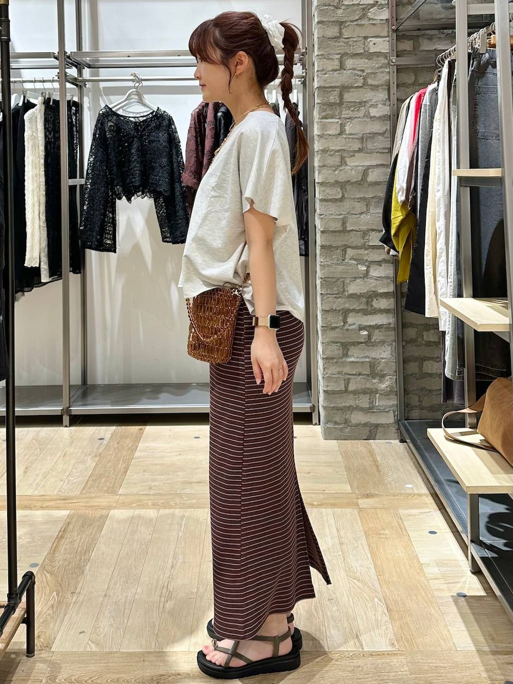 ブラウン系のサンダル、ブラウン系のショルダーバッグ、グレー系のTシャツ/カットソーを着用したレディースの夏コーディネートの3枚目の写真