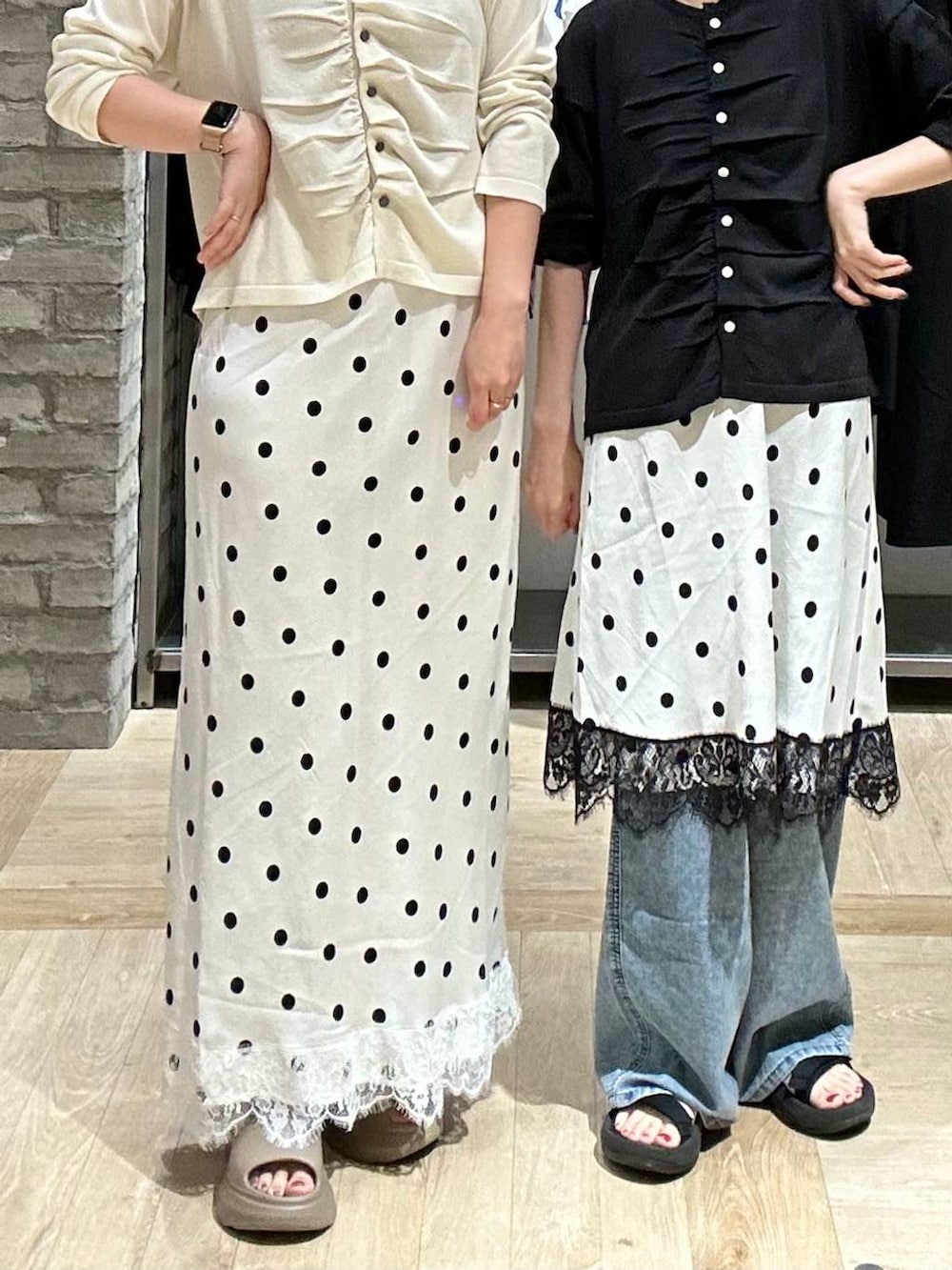 ブルー系のデニムパンツ、ブラウン系のタンクトップ、ベージュ系のサンダルを着用したレディースの夏コーディネートの5枚目の写真