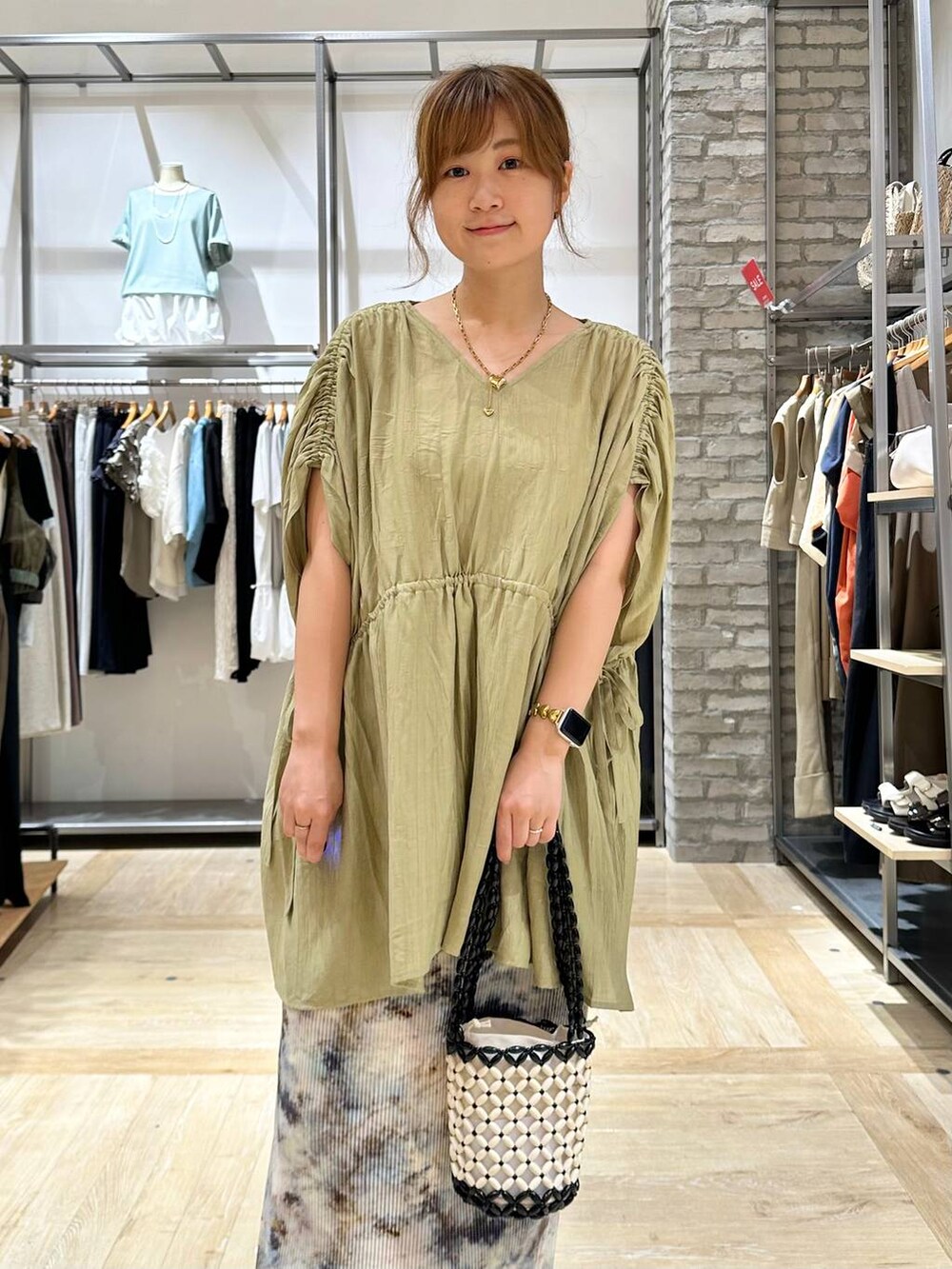 ホワイト系のサンダル、ホワイト系のハンドバッグ、ホワイト系のマタニティウェア/グッズを着用したレディースの夏コーディネートの4枚目の写真