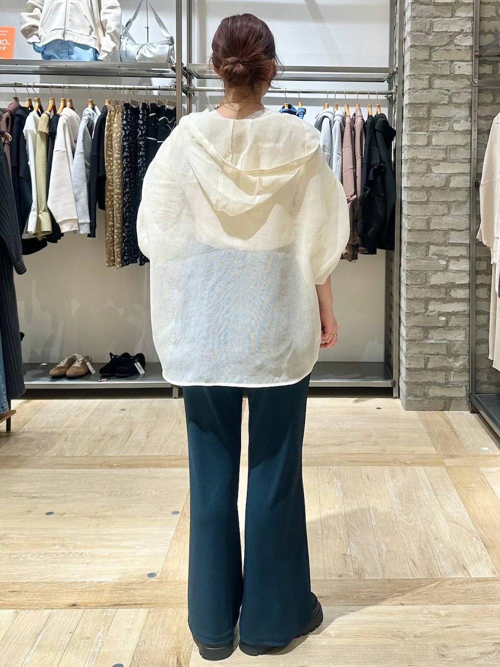 ブラック系のボストンバッグ、ホワイト系のTシャツ/カットソー、ブラック系のその他シューズを着用したレディースの春コーディネートの3枚目の写真