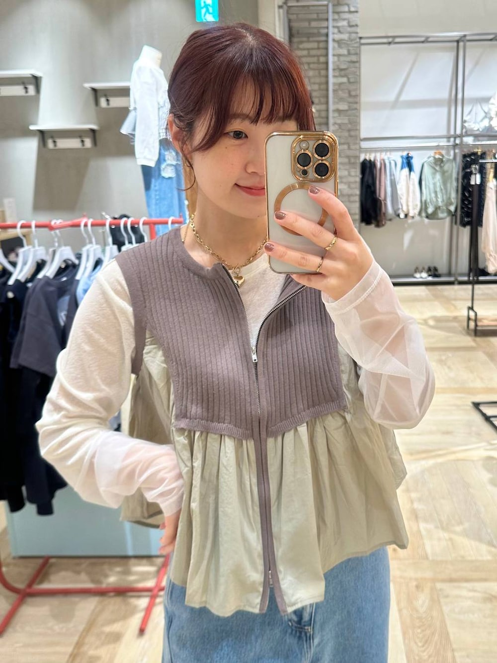 ホワイト系のTシャツ/カットソー、ブラック系のボストンバッグ、ブルー系のデニムパンツを着用したレディースの春コーディネートの6枚目の写真