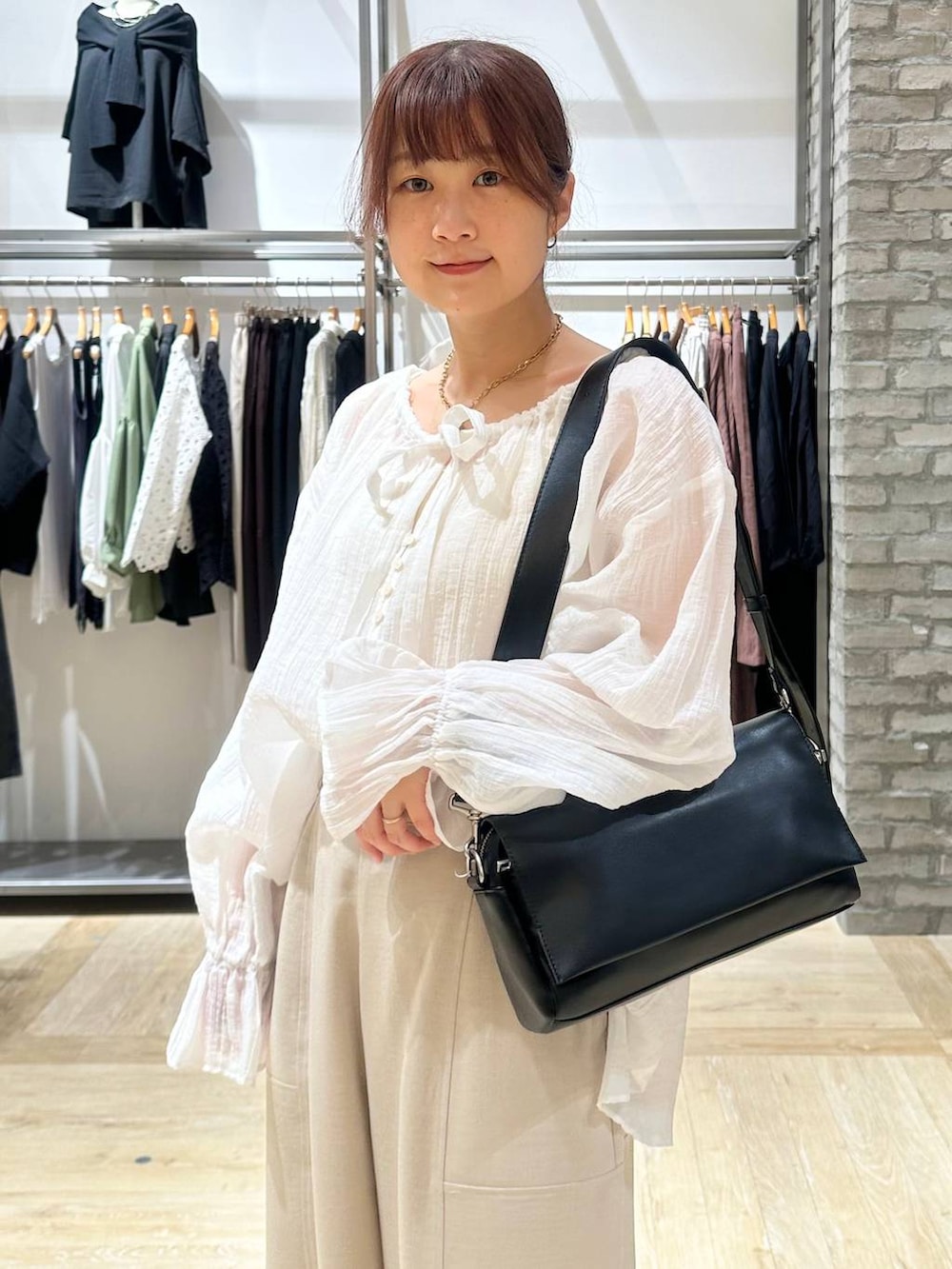 ブラック系のショルダーバッグ、ブラック系のパンプス、ベージュ系のその他パンツを着用したレディースの春コーディネートの4枚目の写真