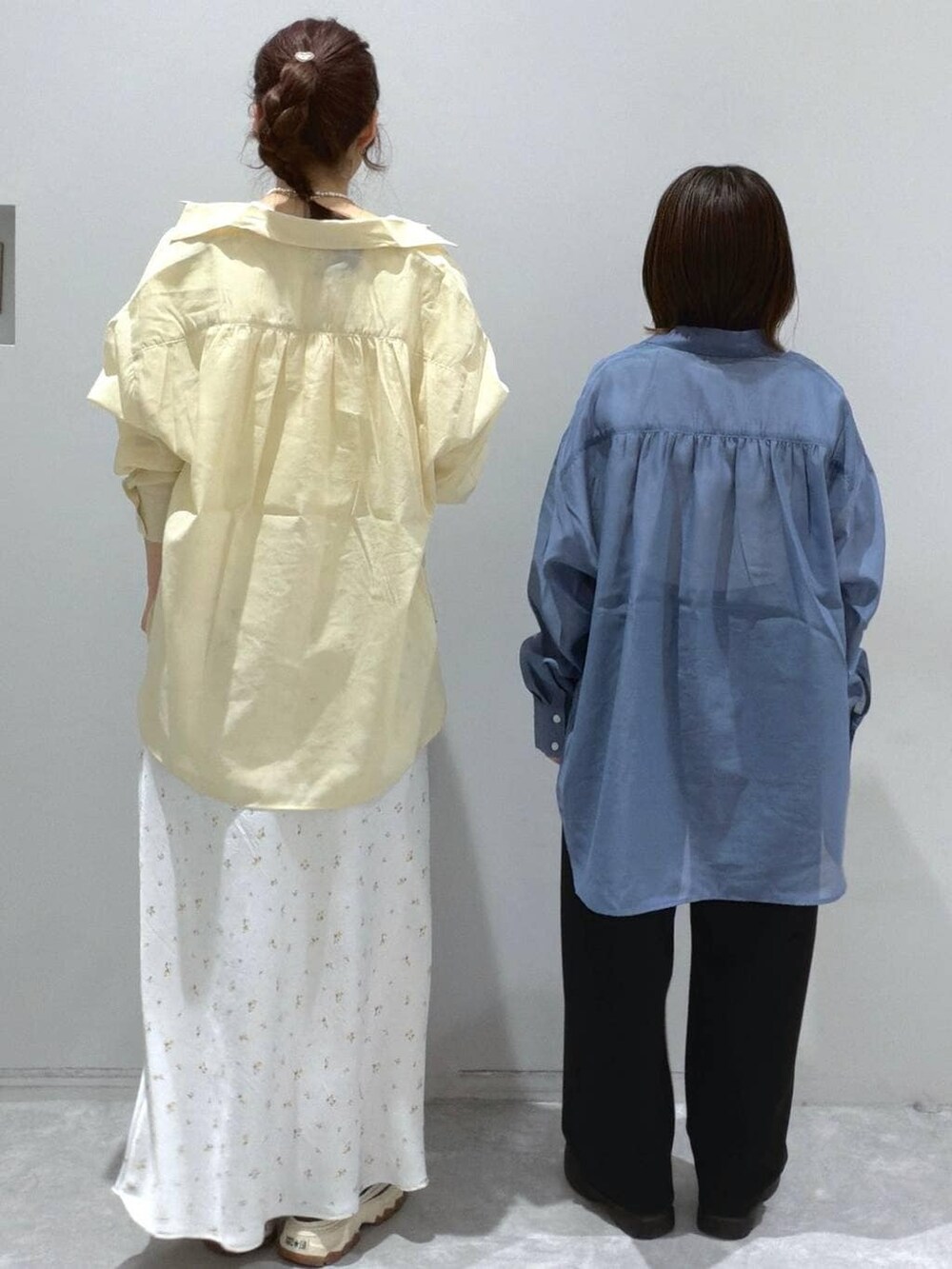 ホワイト系のスカート、ブラック系のスウェットパンツ、シルバー系のタンクトップを着用したレディースの春コーディネートの3枚目の写真