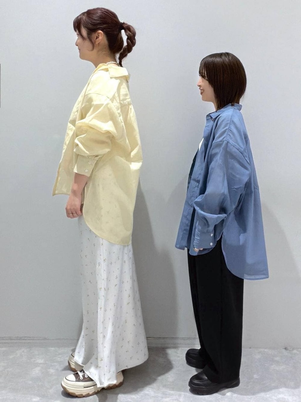 ホワイト系のスカート、ブラック系のスウェットパンツ、シルバー系のタンクトップを着用したレディースの春コーディネートの2枚目の写真