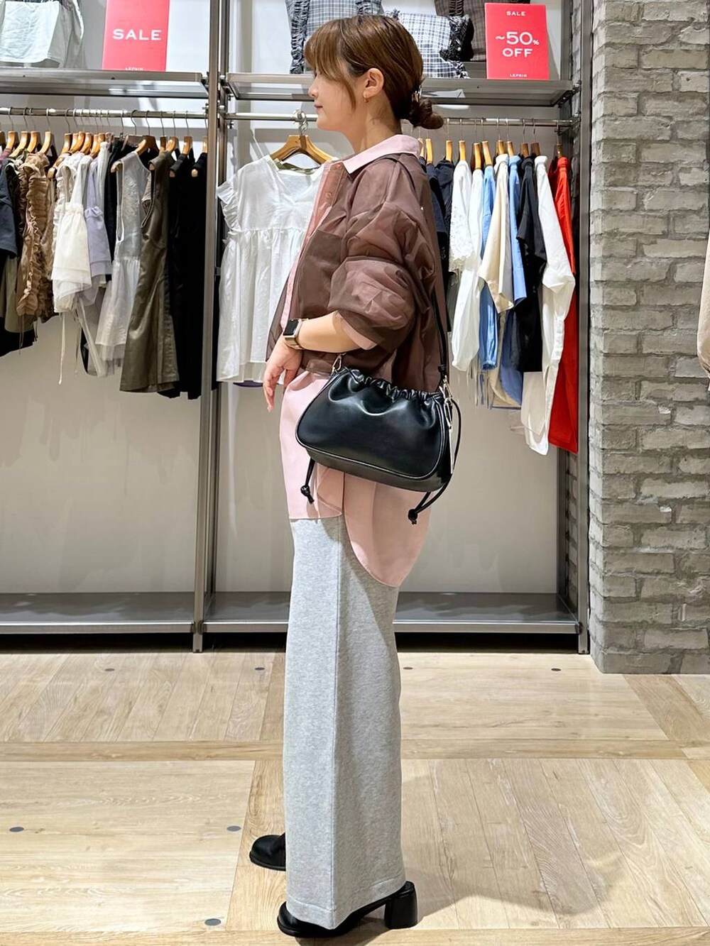 ピンク系のシャツ/ブラウス、グレー系のスウェットパンツ、ブラック系のその他シューズを着用したレディースの夏コーディネートの3枚目の写真