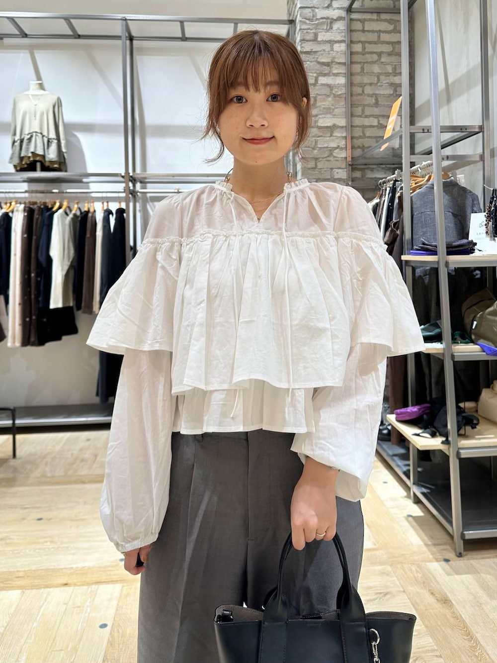 その他のその他パンツ、ブラック系のトートバッグ、ブラック系のブーツを着用したレディースの秋コーディネートの4枚目の写真