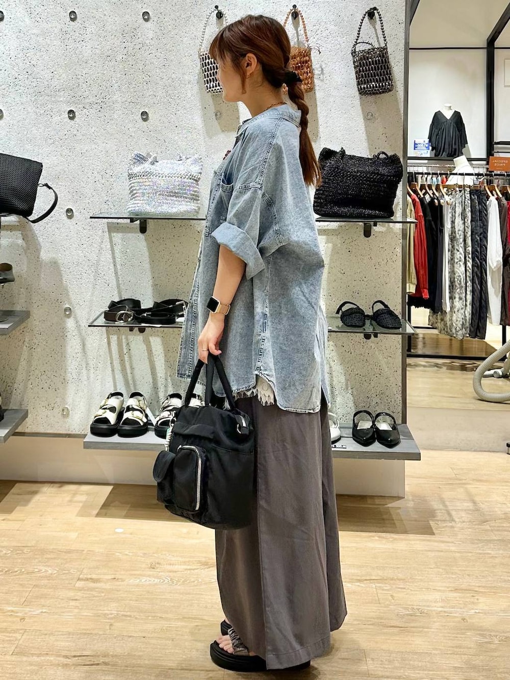 ブラック系のトートバッグ、その他のサンダル、ブルー系のシャツ/ブラウスを着用したレディースの春コーディネートの2枚目の写真