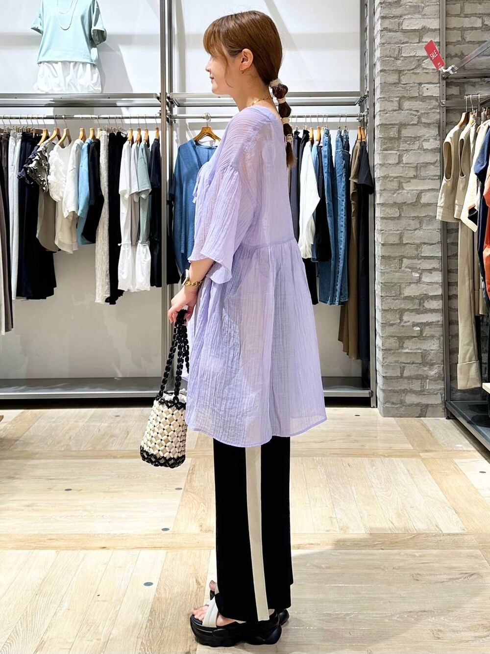 ブラック系のスカート、ホワイト系のタンクトップ、パープル系のチュニックを着用したレディースの夏コーディネートの2枚目の写真