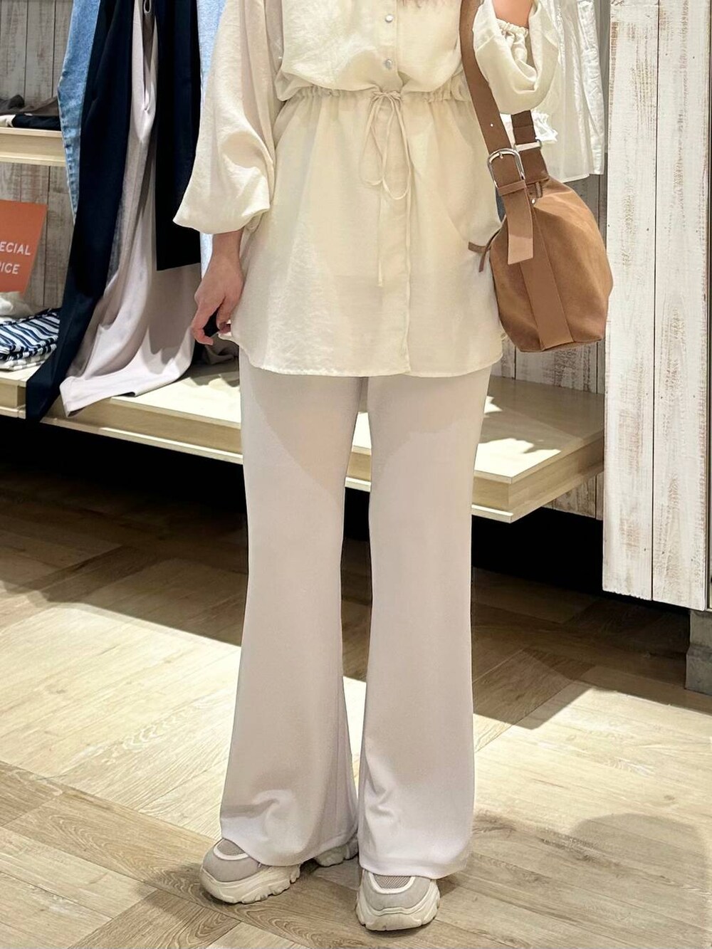 ブラウン系のショルダーバッグ、ホワイト系のシャツ/ブラウス、ホワイト系のその他パンツを着用したレディースの春コーディネートの4枚目の写真