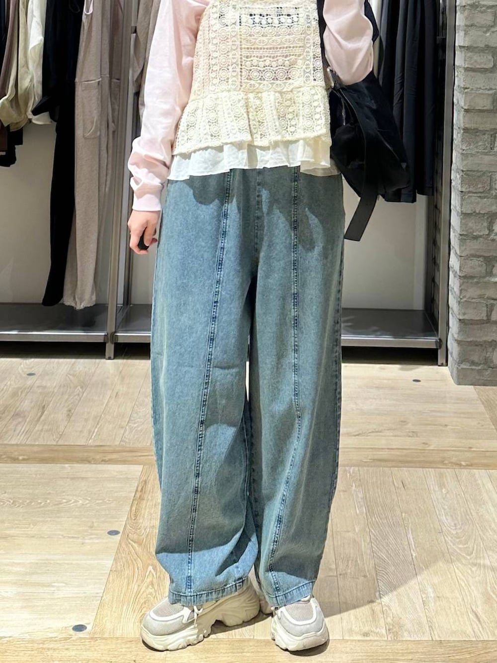 ホワイト系のキャミソール、ブラック系のショルダーバッグ、ピンク系のTシャツ/カットソーを着用したレディースの春コーディネートの6枚目の写真