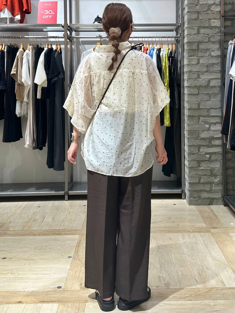 ホワイト系のシャツ/ブラウス、ブラウン系のその他パンツ、ホワイト系のサンダルを着用したレディースの夏コーディネートの3枚目の写真
