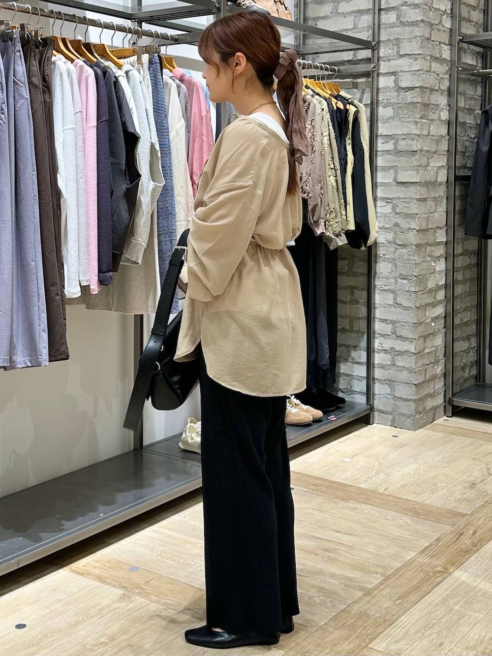 ブラック系のショルダーバッグ、ブラック系のその他パンツ、ブラック系のパンプスを着用したレディースの春コーディネートの2枚目の写真