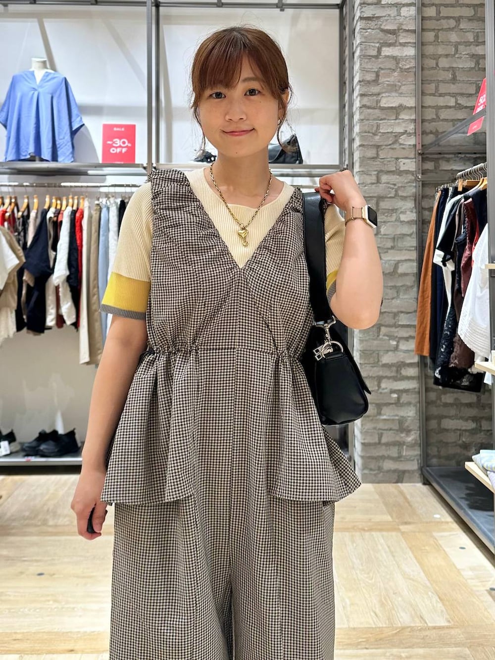 その他のつなぎ/オールインワン、ブラック系のショルダーバッグ、ホワイト系のサンダルを着用したレディースの夏コーディネートの4枚目の写真