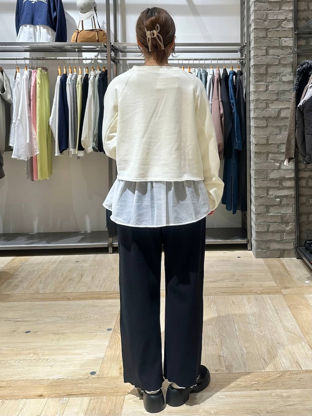 ブラック系のサンダル、ホワイト系のTシャツ/カットソー、ブラック系のボストンバッグを着用したレディースの冬コーディネートの3枚目の写真