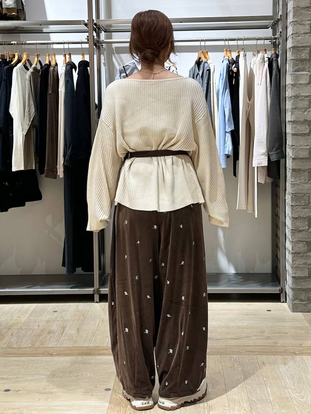 ブラウン系のその他パンツ、ベージュ系のカーディガン/ボレロ、ブラウン系のベルトを着用したレディースの秋コーディネートの3枚目の写真