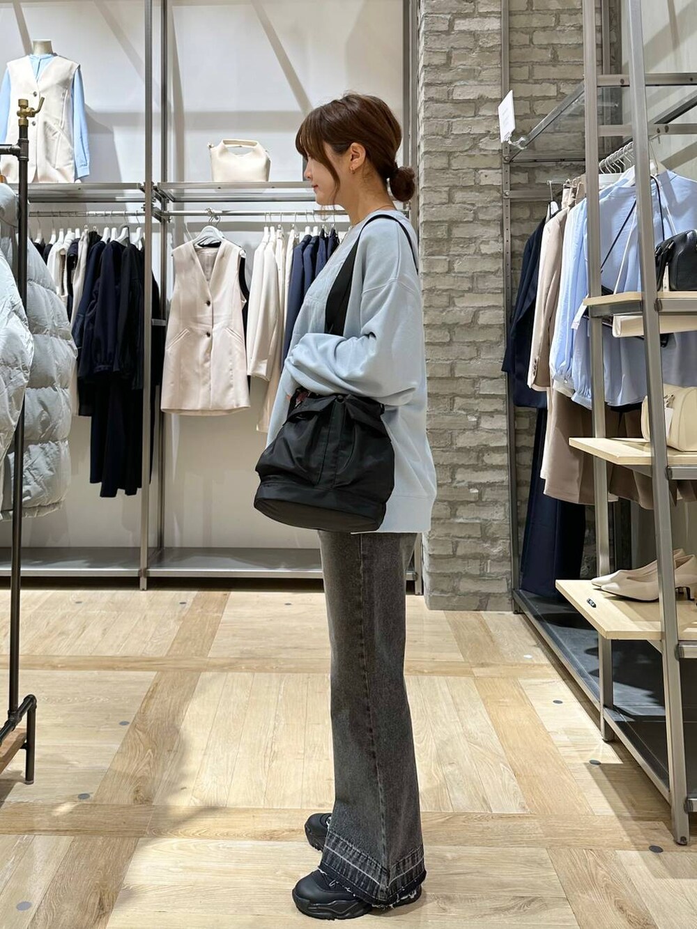 ホワイト系のその他アウター、ブラック系のデニムパンツ、ブラック系のスニーカーを着用したレディースの冬コーディネートの5枚目の写真