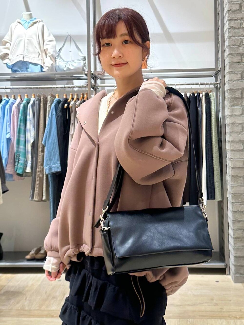 ブラック系のショルダーバッグ、ホワイト系のTシャツ/カットソー、ブラック系のその他シューズを着用したレディースの春コーディネートの6枚目の写真