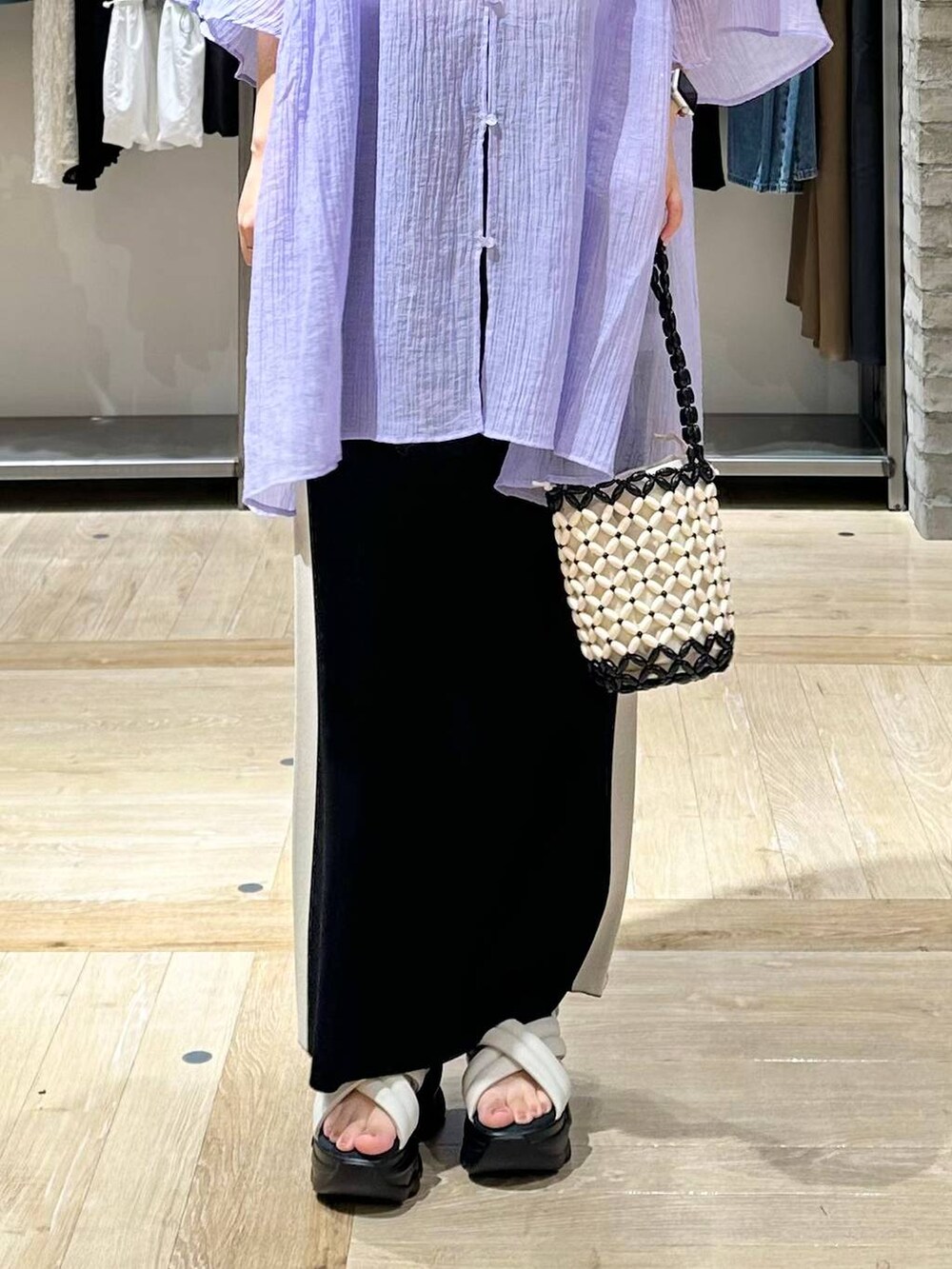 ブラック系のスカート、ホワイト系のタンクトップ、パープル系のチュニックを着用したレディースの夏コーディネートの5枚目の写真