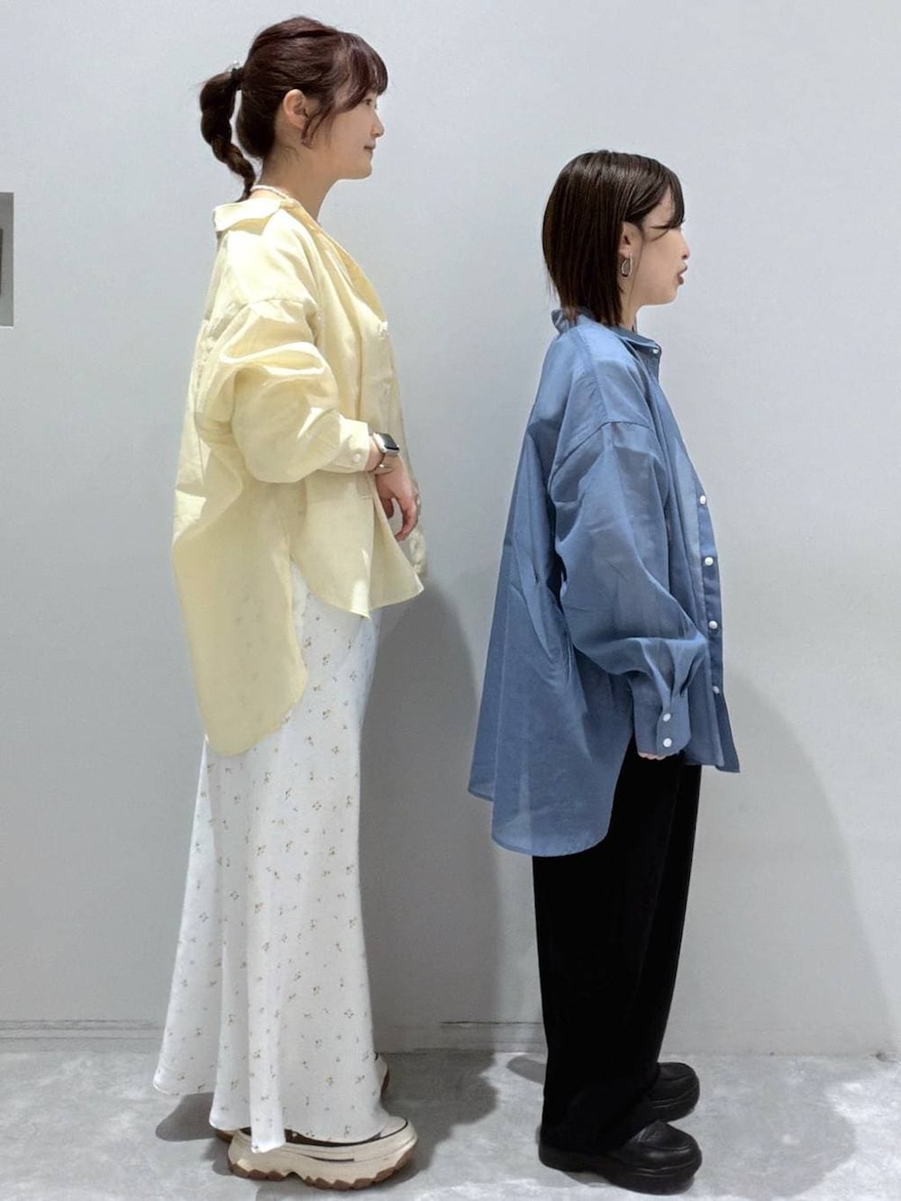 ホワイト系のスカート、ブラック系のスウェットパンツ、シルバー系のタンクトップを着用したレディースの春コーディネートの4枚目の写真