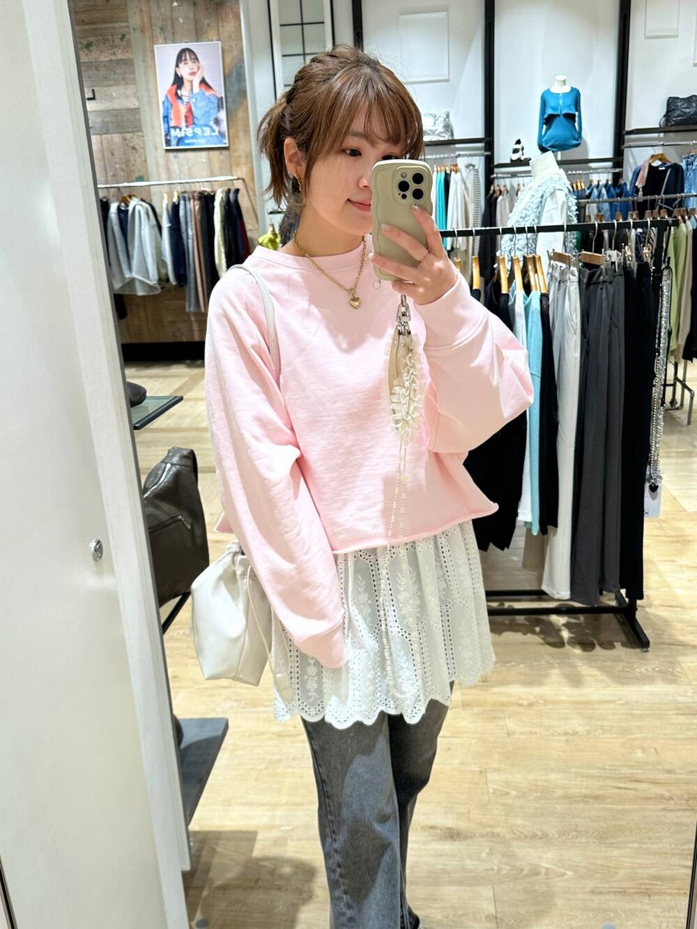 ホワイト系のTシャツ/カットソー、ブラック系のデニムパンツ、ホワイト系のスニーカーを着用したレディースの春コーディネートの5枚目の写真