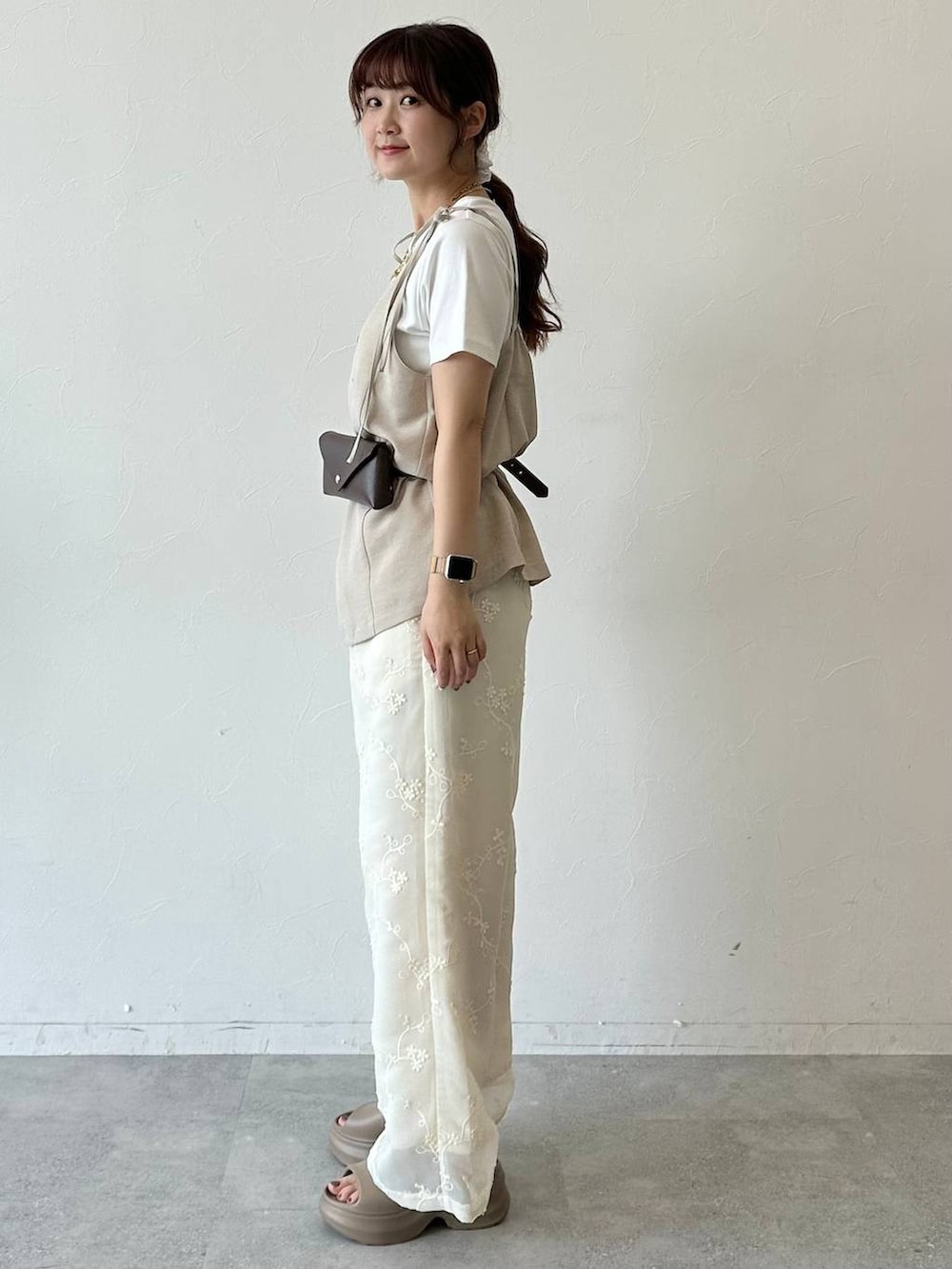 ホワイト系のTシャツ/カットソー、ホワイト系のその他パンツ、ベージュ系のキャミソールを着用したレディースの春コーディネートの2枚目の写真
