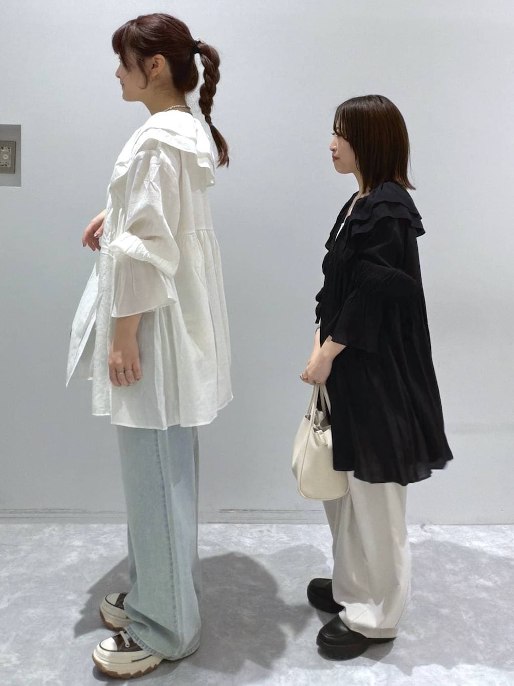 シルバー系のタンクトップ、ブラウン系のその他パンツ、ホワイト系のショルダーバッグを着用したレディースの春コーディネートの2枚目の写真