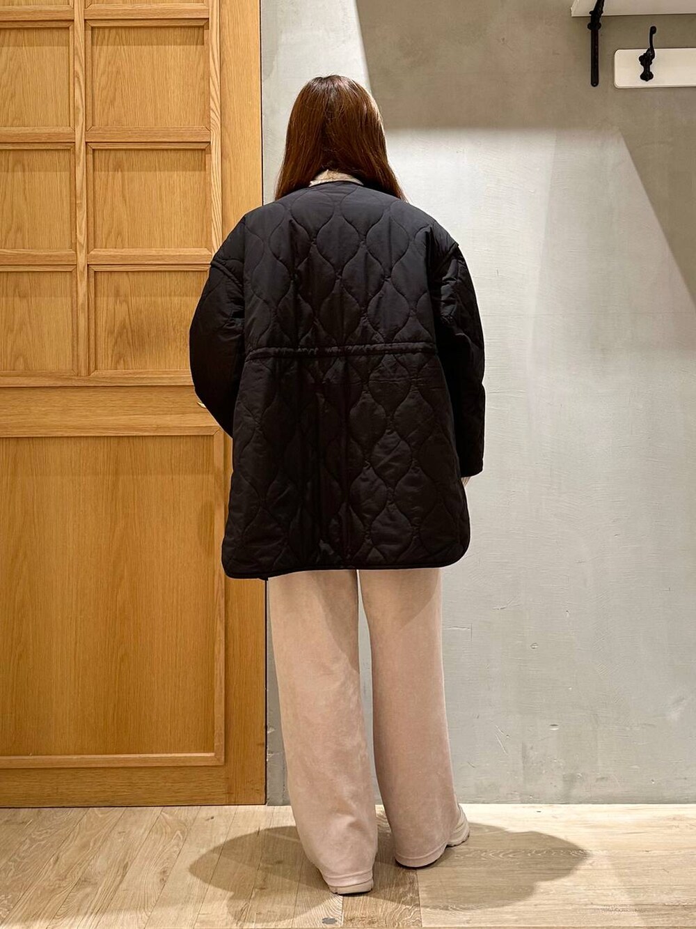 ホワイト系のTシャツ/カットソー、ブラック系のその他アウター、ホワイト系のブーツを着用したレディースの冬コーディネートの4枚目の写真