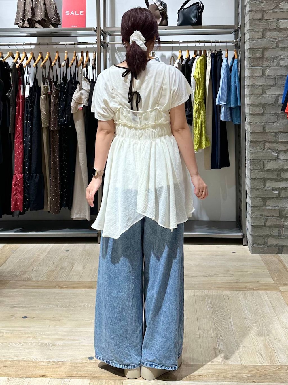 ブルー系のデニムパンツ、ホワイト系のその他トップス、ホワイト系のTシャツ/カットソーを着用したレディースの夏コーディネートの3枚目の写真