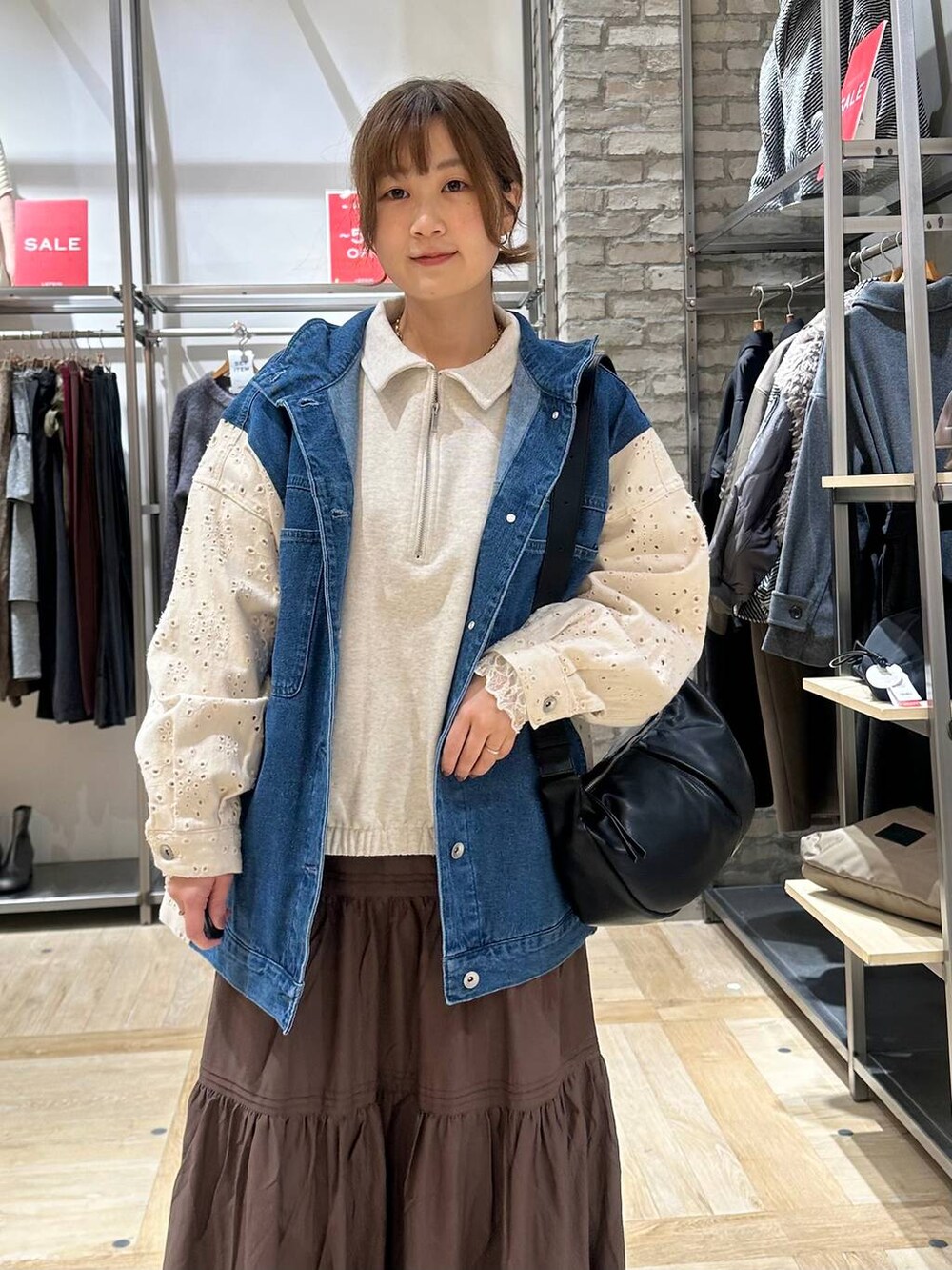 ブラック系のブーツ、ブラック系のショルダーバッグ、グレー系のTシャツ/カットソーを着用したレディースの冬コーディネートの4枚目の写真