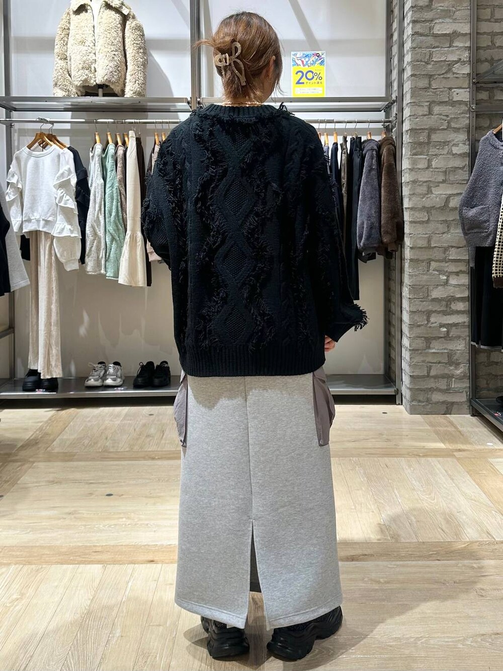 ブラック系のその他アウター、グレー系のスカート、ブラック系のショルダーバッグを着用したレディースの秋コーディネートの3枚目の写真