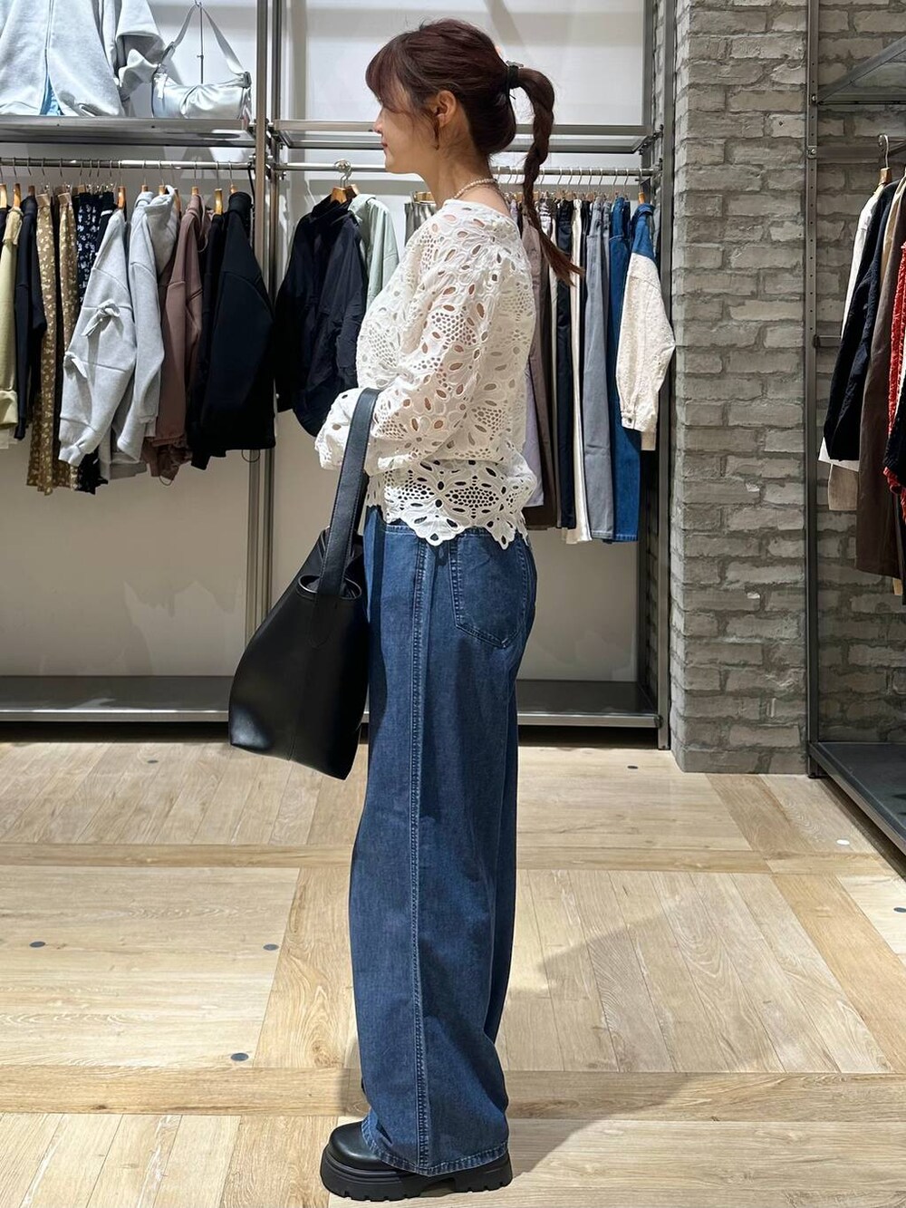 ホワイト系のシャツ/ブラウス、ブラック系のその他シューズ、ブルー系のデニムパンツを着用したレディースの春コーディネートの3枚目の写真