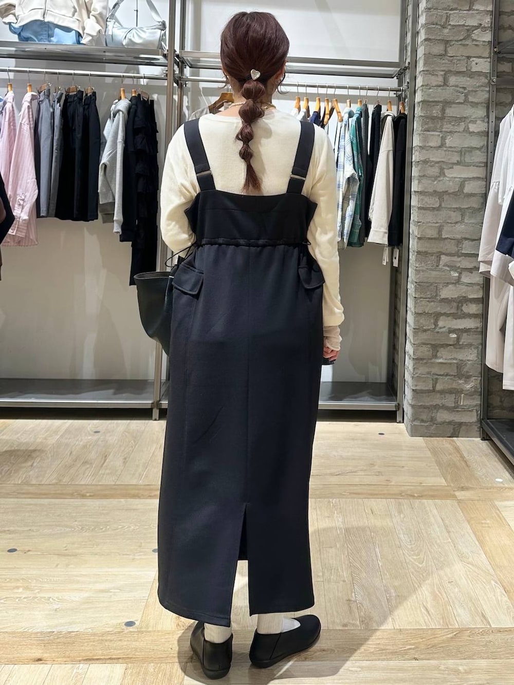 ホワイト系のTシャツ/カットソー、ブラック系のパンプス、ブラック系のトートバッグを着用したレディースの春コーディネートの3枚目の写真