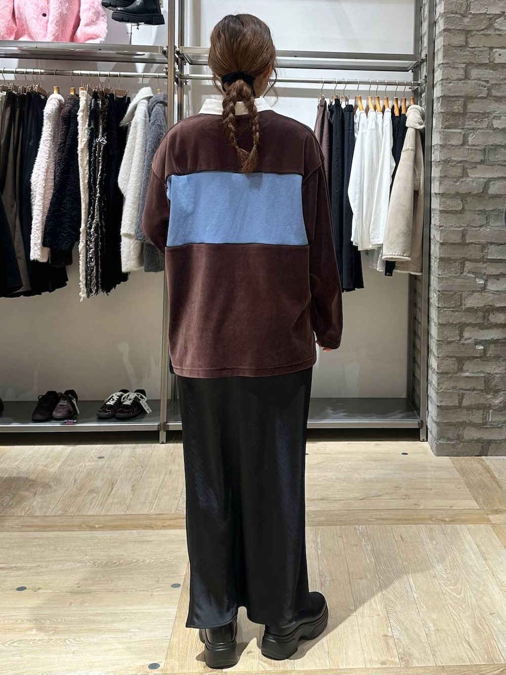 ブラック系のスカート、グレー系のその他アウター、ブラック系のブーツを着用したレディースの冬コーディネートの7枚目の写真