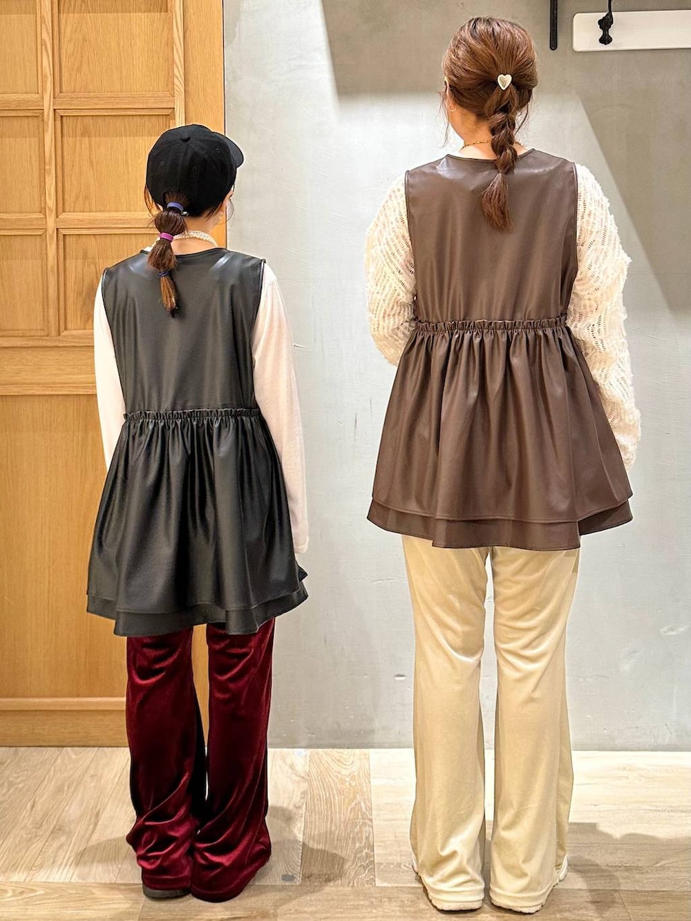 ホワイト系のTシャツ/カットソー、ホワイト系のその他パンツ、レッド系のその他パンツを着用したレディースの秋コーディネートの4枚目の写真