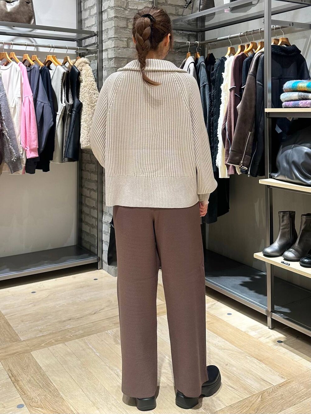 ホワイト系のカーディガン/ボレロ、ブラウン系のその他パンツ、ブラック系のショルダーバッグを着用したレディースの秋コーディネートの7枚目の写真