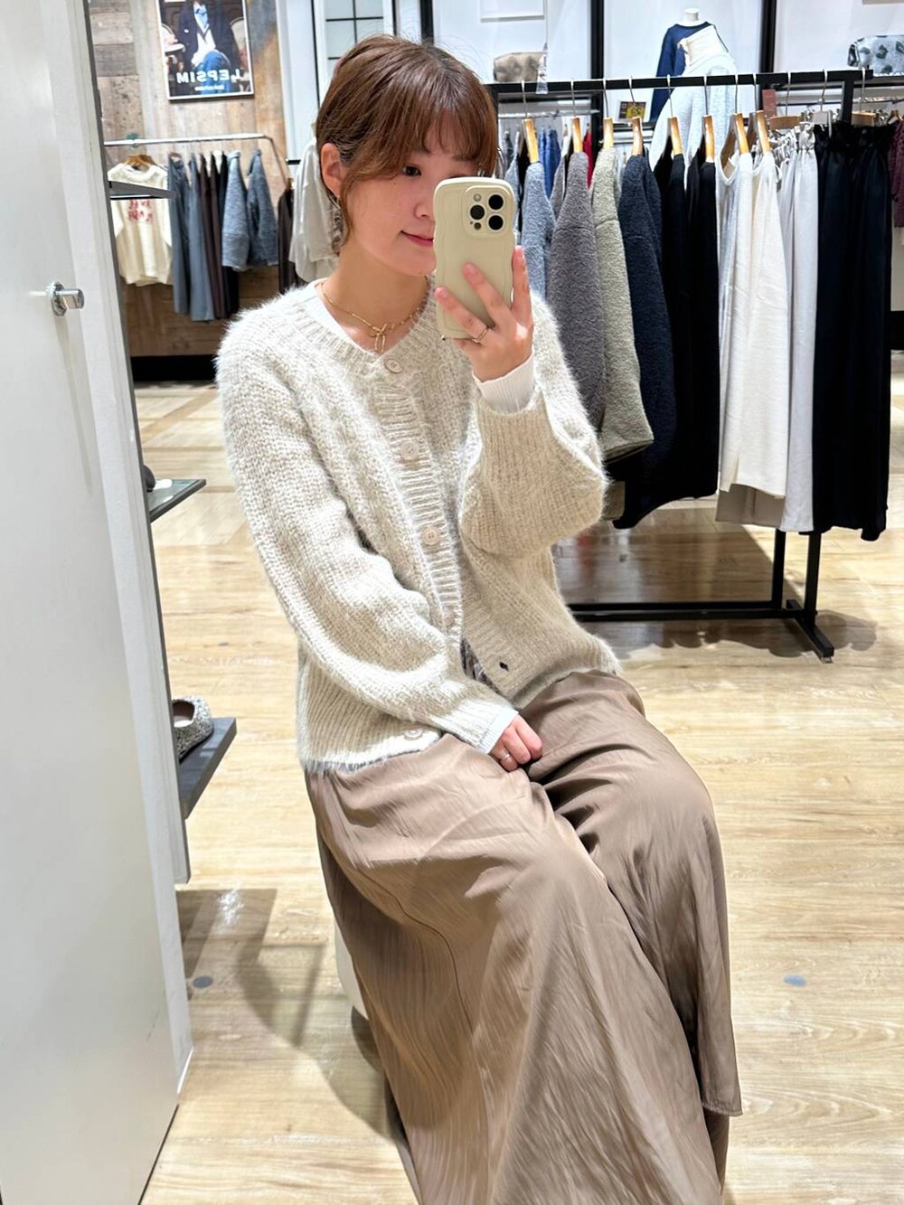 ホワイト系のブーツ、ベージュ系のカーディガン/ボレロ、ブラウン系のその他パンツを着用したレディースの秋コーディネートの4枚目の写真