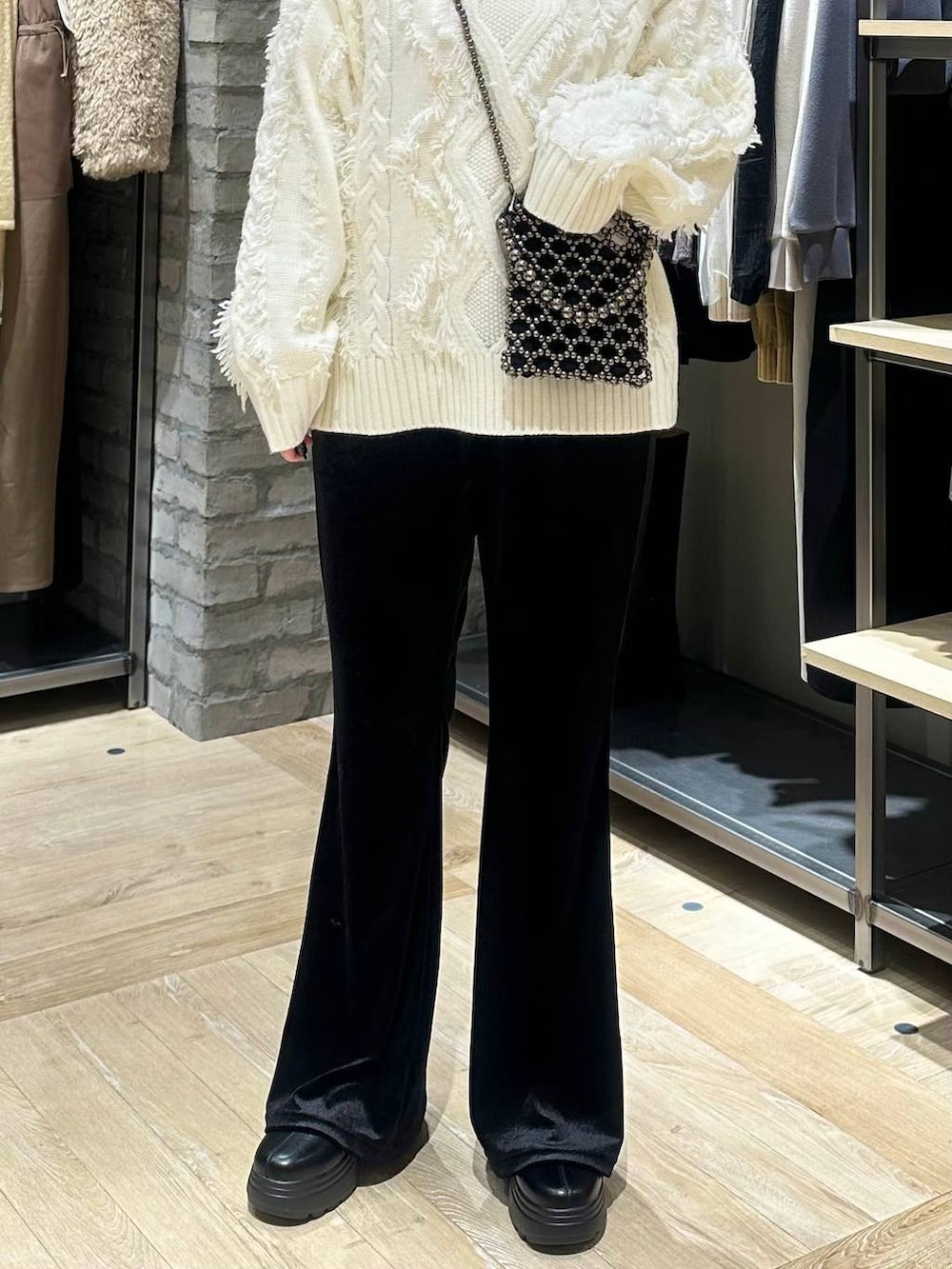 ホワイト系のTシャツ/カットソー、ブラック系のショルダーバッグ、ブラック系のその他パンツを着用したレディースの冬コーディネートの5枚目の写真