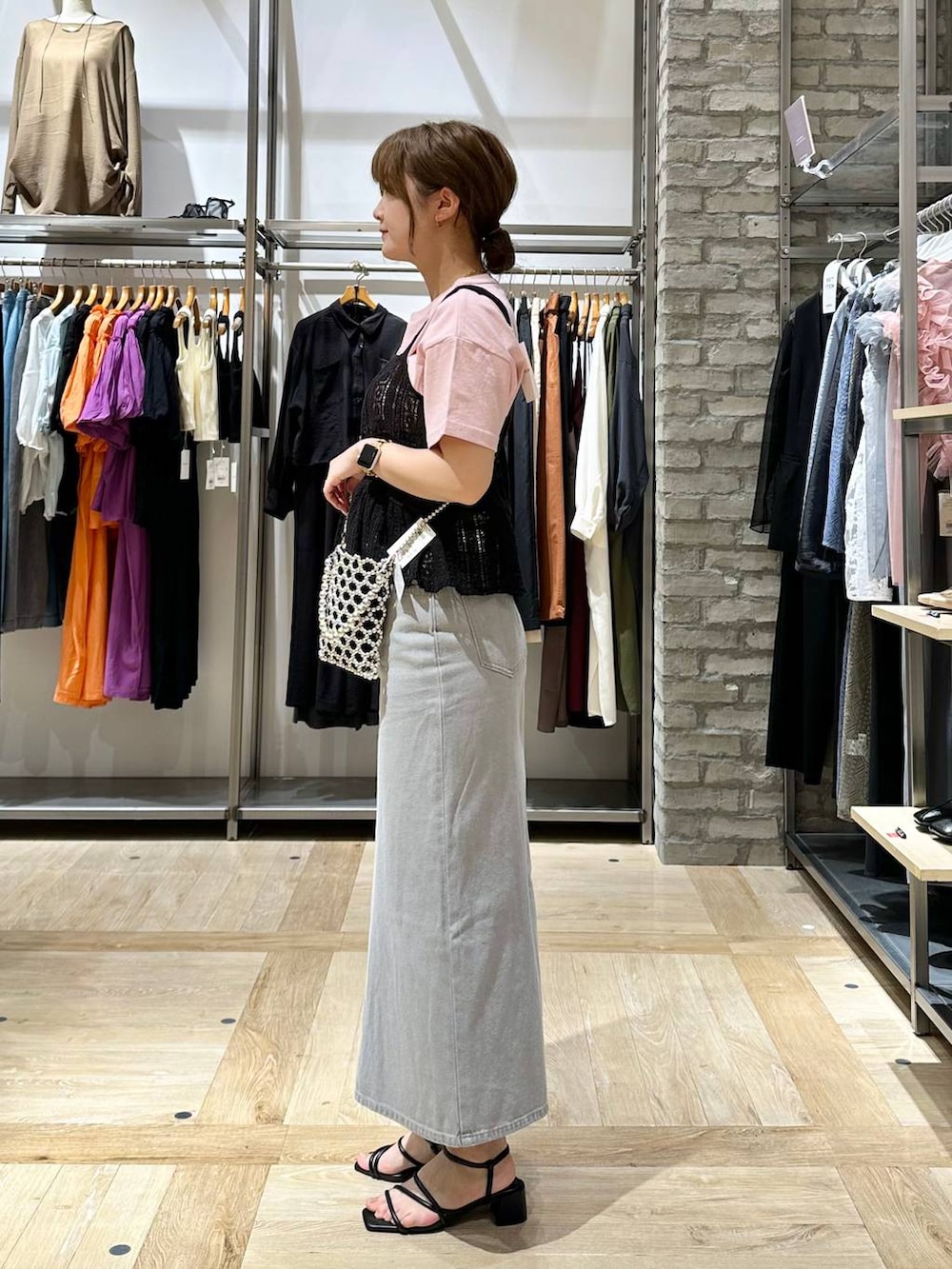 ブラック系のキャミソール、ブラック系のサンダル、ピンク系のTシャツ/カットソーを着用したレディースの春コーディネートの2枚目の写真