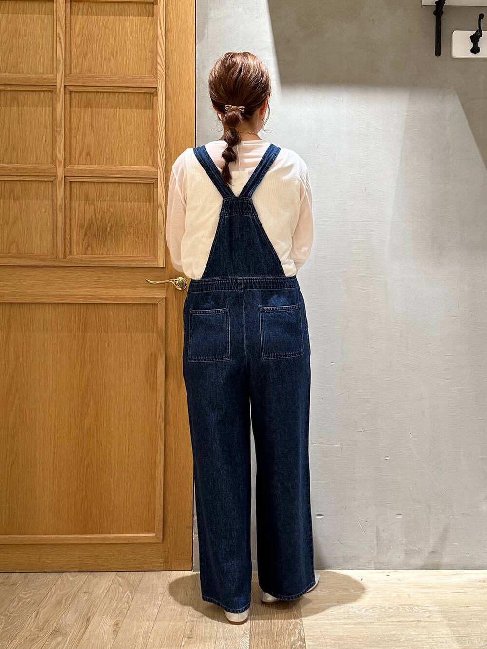 グレー系のパンプス、ホワイト系のTシャツ/カットソー、ブルー系のサロペット/オーバーオールを着用したレディースの秋コーディネートの8枚目の写真
