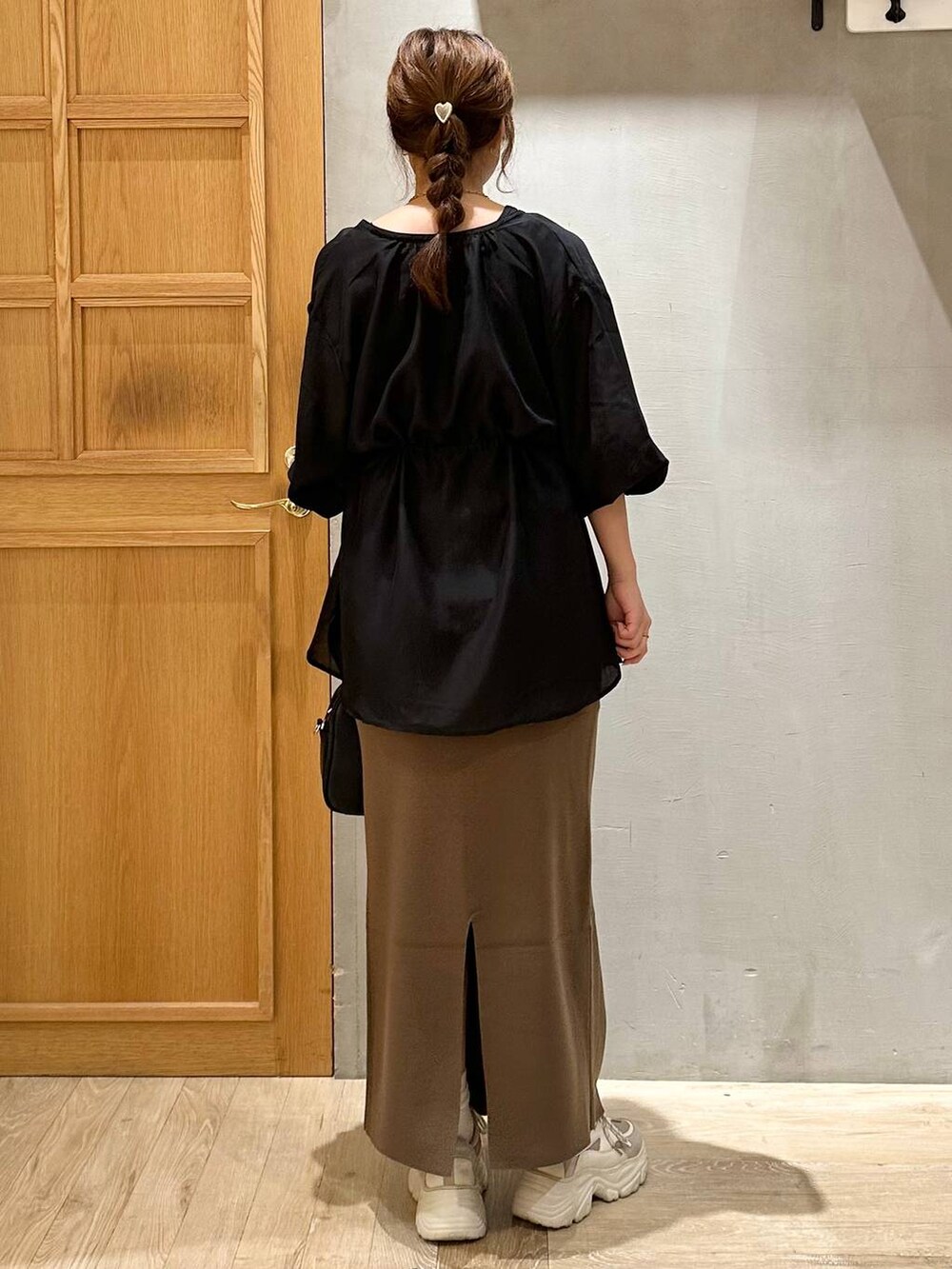 ブラック系のシャツ/ブラウス、ブラウン系のスカート、ブラック系のボストンバッグを着用したレディースの秋コーディネートの3枚目の写真