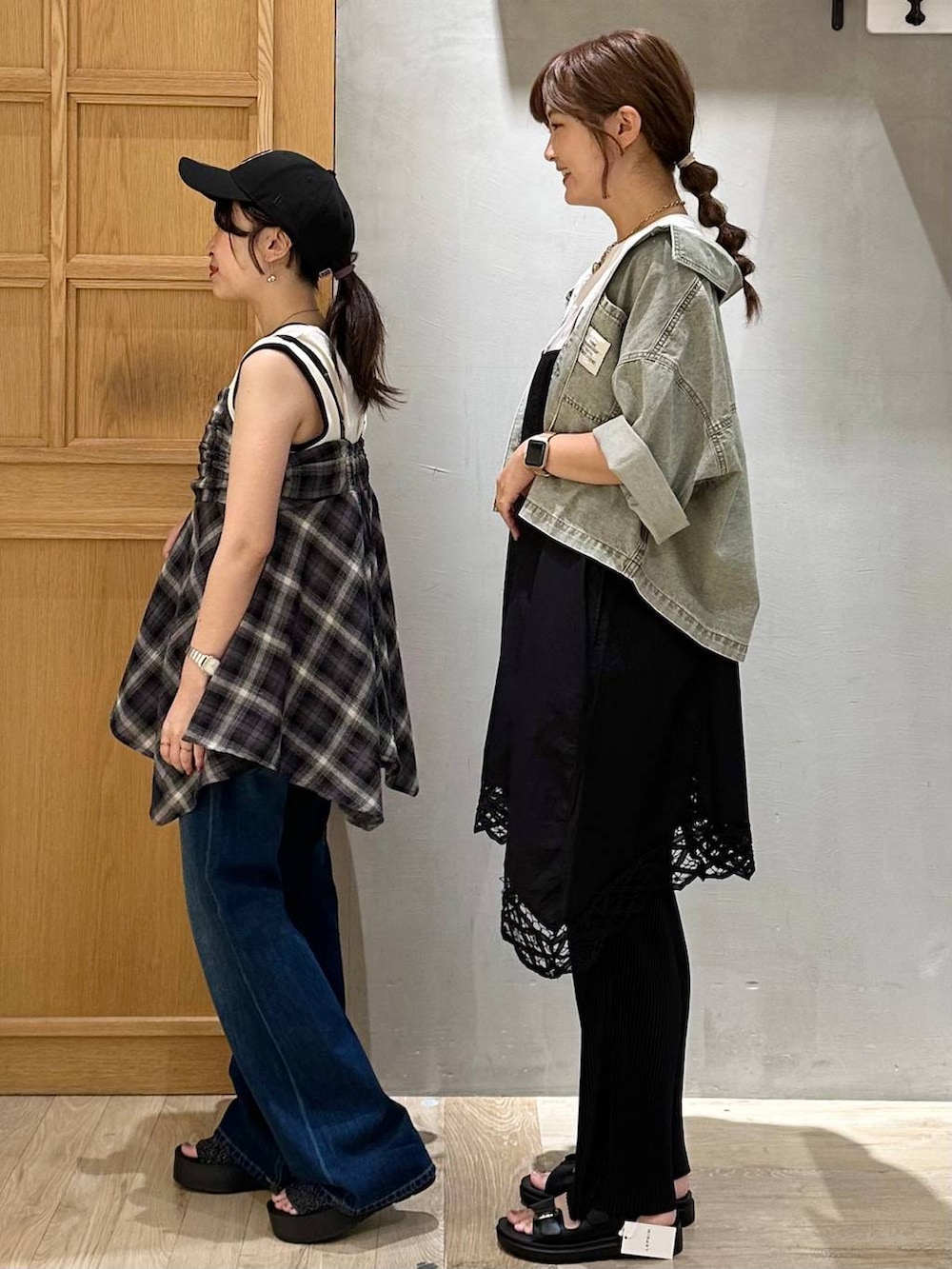 ブラック系のサンダル、ブラック系のその他パンツ、ブラック系のチュニックを着用したレディースの夏コーディネートの2枚目の写真